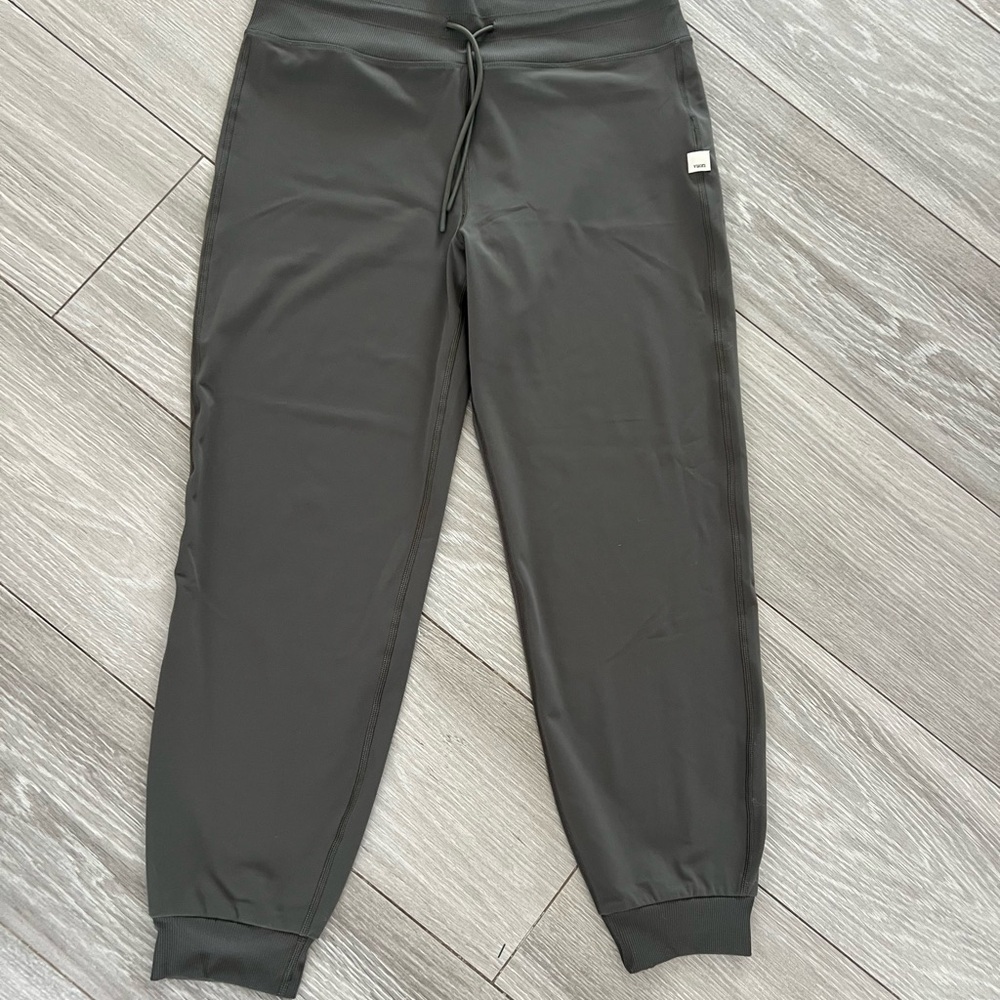 Vuori Womens Daily Jogger. dark Green. Size L